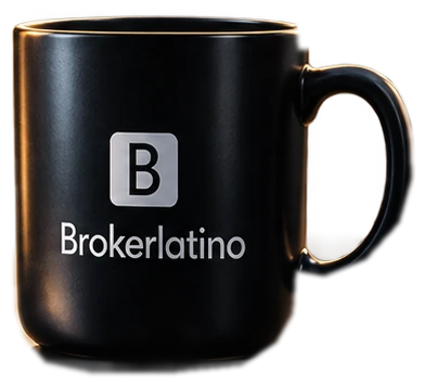 Taza negra con el logotipo de Brokerlatino